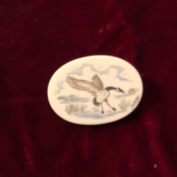 Vintage Carved Canadian Goose Scrimshaw Pin Brooch - Picture 2 of 4